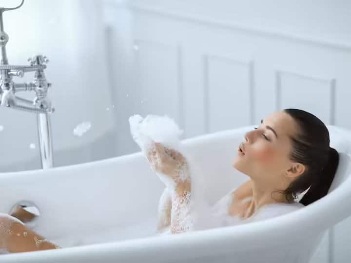 natural ingredients to add in water for taking bath in summer for freshness तपती गर्मी में आप भी रहेंगे तरो ताज़ा...बस नहाने के वक्त कर लें ये काम