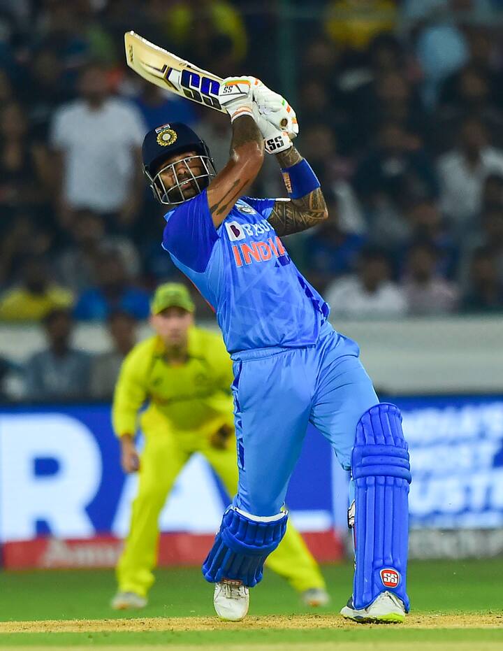 இவர் முன்னாள் இந்திய கிரிக்கெட் வீரர்  திலீப் வெங்சர்கர் பயிற்சி கூடத்தில் சேர்ந்தார். சூர்யா குமாரின் திறமையை பார்த்த திலீப் வெங்சர்கர் வியந்தார்.