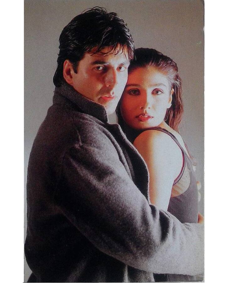 उस वक्त फिल्मी गलियारों में रवीना और अक्षय के अफेयर की ही चर्चा होती थी. ये जोड़ी स्क्रीन पर भी कई फिल्मों में नजर आई. इनमें मोहरा, बारूद, खिलाड़ियों का खिलाड़ी और कीमत जैसी फिल्में शामिल हैं.