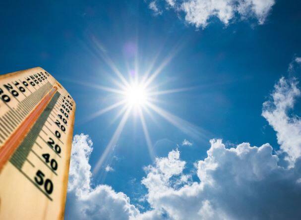 सध्या देशात अनेक भागात अवकाळी पाऊस पडत आहे. अशातच येत्या काही दिवसात देशातील तापमानात वाढ होणार असल्याचा इशारा भारतीय हवामान विभागानं दिला आहे.