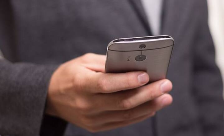 আর চোখের বাইরে থাকলে তো কথাই নেই। প্রিয় মানুষের মনের বাইরে চলে যেতে সময় লাগে না। তার মধ্যেও কিছু যুগল সম্পর্ক টিকিয়ে রাখতে সফল হন।