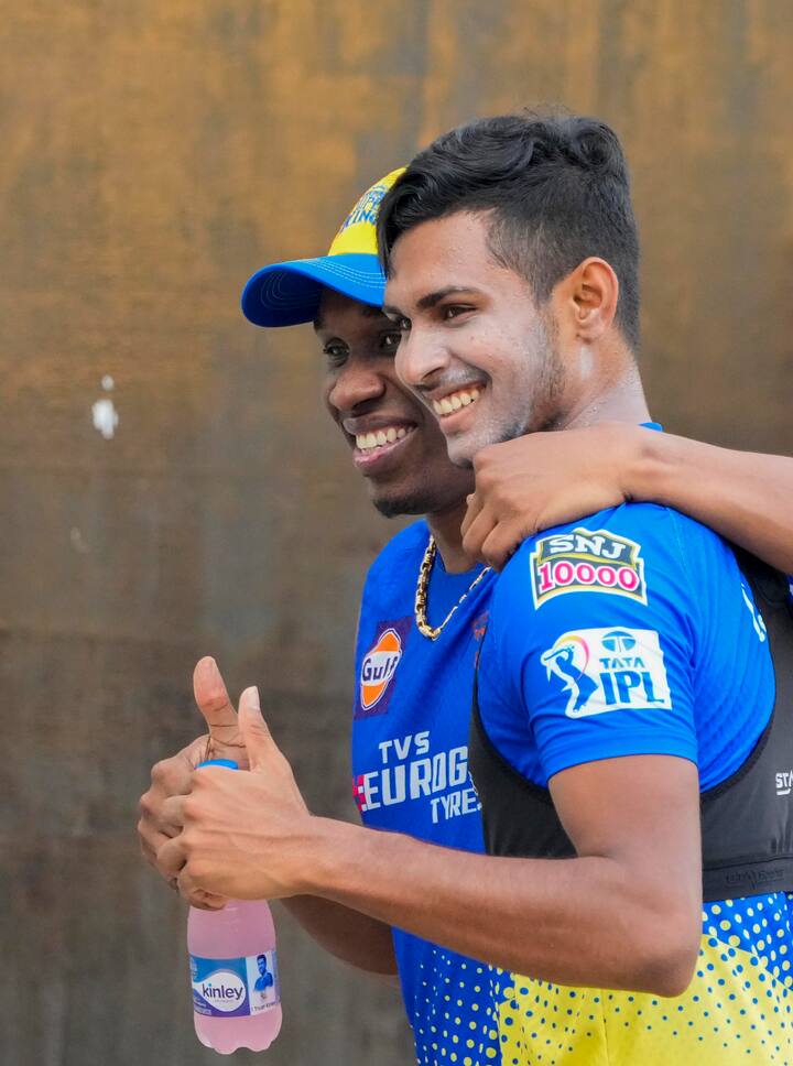 சென்னை சூப்பர் கிங்ஸ் அணியில் உள்ள நபர்கள் : ருதுராஜ் கெய்க்வாட், டெவோன் கான்வே, அஜிங்க்யா ரஹானே, மொயீன் அலி, ஷிவம் துபே, ரவீந்திர ஜடேஜா, எம்எஸ் தோனி (கேப்டன் & விக்கெட் கீப்பர்), தீபக் சாஹர், மதீஷா பத்திரனா, துஷார் தேஷ்பாண்டே, மஹீஷ் தீக்ஷனா