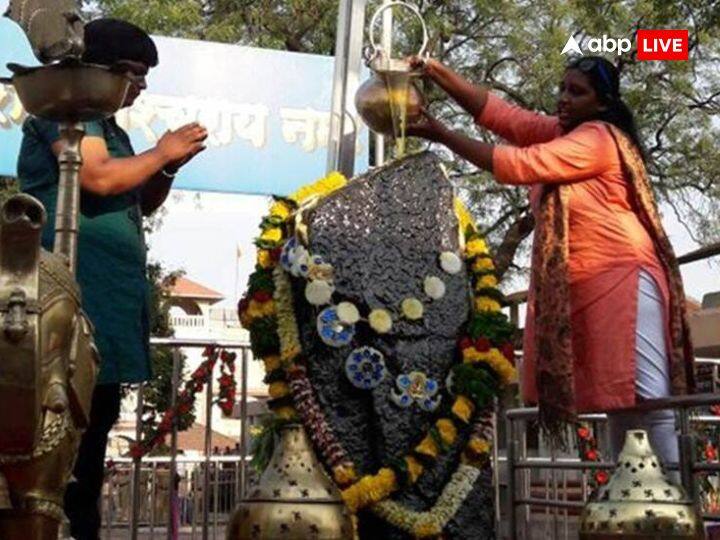 दूसरी चीज जो शनि देव को अर्पित करें वो है सरसों का तेल. शनिदेव का सरसों के तेल से अभिषेक करना चाहिए. जो लोग शनिदेव को तेल चढ़ाते हैं, उनकी कुंडली के सभी शनि दोष शांत होते हैं और जीवन में सुख-शांति बनी रहती है.
