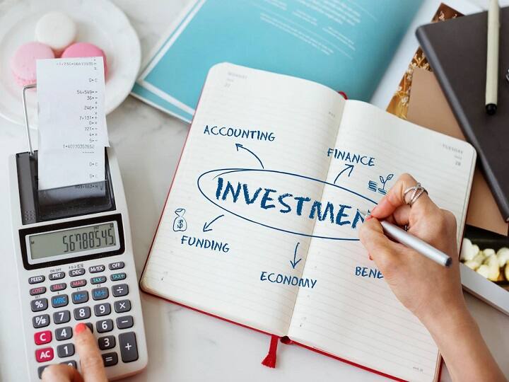Government Investment Schemes: सोशल मीडिया के दौर में लोगों के बीच फाइनेंशियल जानकारी बढ़ रही है. ऐसे में देश के हर वर्ग और उम्र के लिए सरकार कई तरह की योजनाएं लॉन्च करती रहती है.