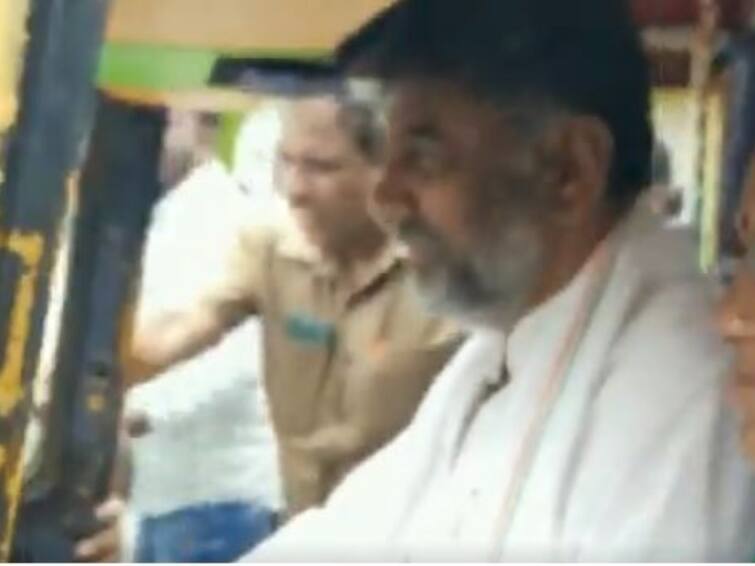 Karnataka Assembly Elections Cong President DK Shivakumar Drives Auto In His Constituency Amid Polling In State Karnataka Cong President DK Shivakumar Drives Auto In His Constituency Amid Polling In State—Watch