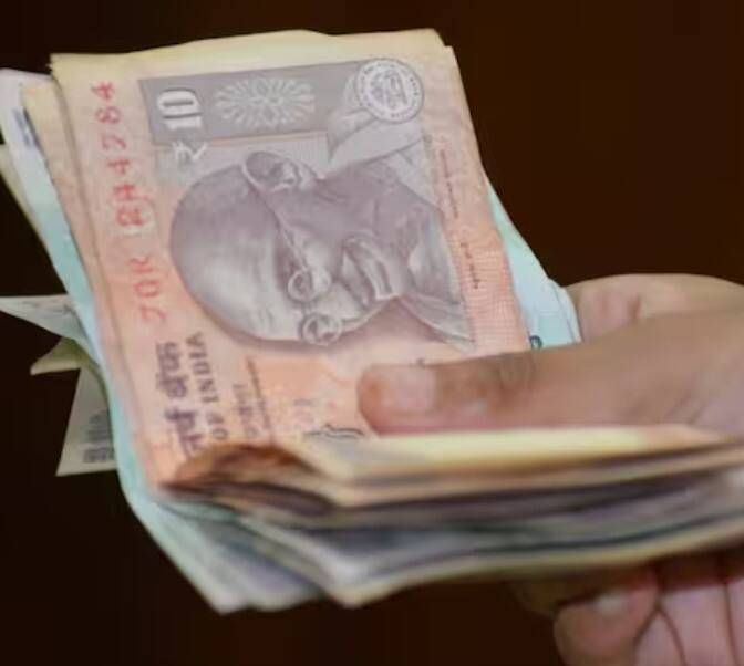 ਤੁਸੀਂ PPF ਖਾਤੇ ਵਿੱਚ ਵੱਧ ਤੋਂ ਵੱਧ 1.5 ਲੱਖ ਰੁਪਏ ਜਮ੍ਹਾ ਕਰ ਸਕਦੇ ਹੋ। ਸਰਕਾਰ ਨੇ ਪਿਛਲੇ ਕਈ ਸਾਲਾਂ ਤੋਂ ਇਹ ਸੀਮਾ ਨਹੀਂ ਵਧਾਈ ਹੈ। VPF ਤਨਖਾਹਦਾਰ ਕਰਮਚਾਰੀਆਂ ਲਈ ਇੱਕ ਬਿਹਤਰ ਵਿਕਲਪ ਹੈ ਜੋ ਵਧੇਰੇ ਨਿਵੇਸ਼ ਕਰਨਾ ਚਾਹੁੰਦੇ ਹਨ, ਜਿੱਥੇ ਬਿਨਾਂ ਕਿਸੇ ਟੈਕਸ ਦੇ 2.5 ਲੱਖ ਰੁਪਏ ਤੱਕ ਅਲਾਟ ਕੀਤੇ ਜਾ ਸਕਦੇ ਹਨ।