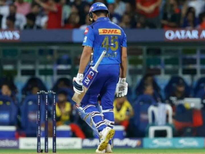 Rohit Sharma in IPL 2023, MI vs RCB : मुंबईचा कर्णधार रोहित शर्मा (Rohit Sharma) बंगळुरु विरुद्धच्या सामन्यात फक्त सात धावा करुन बाद झाला. यासोबतच त्याच्या नावे लाजीरवाण्या विक्रमाची नोंद झाली आहे.