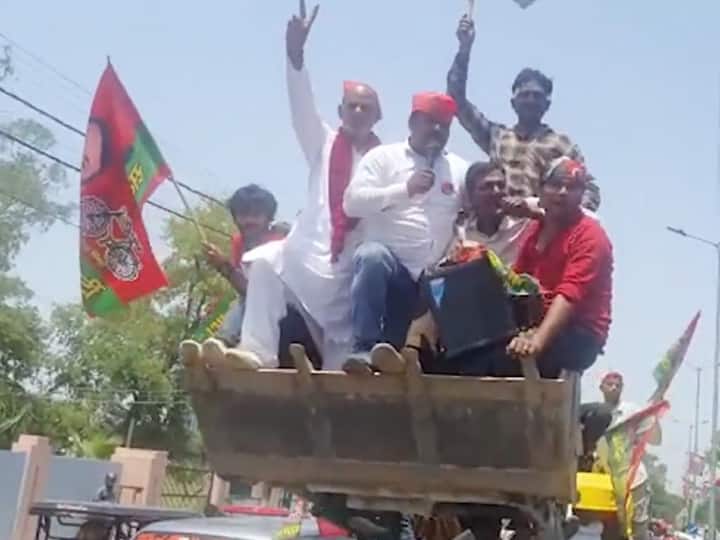 UP Nikay Chunav: निकाय चुनाव के दूसरे चरण के लिए मंगलवार को प्रचार अभियान का अंतिम दिन था. इस दौरान समाजवादी पार्टी (Samajwadi Party) प्रमुख अखिलेश यादव के सामने अनोखा नजारा देखने को मिला.