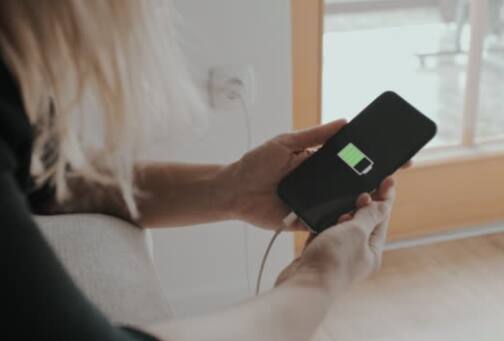 ਭਾਰਤ ਦੇ ਕਈ ਹਿੱਸਿਆਂ 'ਚ ਭਿਆਨਕ ਗਰਮੀ ਪੈ ਰਹੀ ਹੈ। ਅਜਿਹੀ ਸਥਿਤੀ ਵਿੱਚ ਹਰ ਕਿਸੇ ਨੂੰ ਆਪਣਾ ਬਚਾਅ ਕਰਨਾ ਚਾਹੀਦਾ ਹੈ। ਹਾਲਾਂਕਿ ਅਸੀਂ ਆਪਣਾ ਧਿਆਨ ਚੰਗੀ ਤਰ੍ਹਾਂ ਰੱਖਦੇ ਹਾਂ, ਪਰ ਬਹੁਤ ਘੱਟ ਲੋਕ ਜਾਣਦੇ ਹੋਣਗੇ ਕਿ ਬਹੁਤ ਜ਼ਿਆਦਾ ਗਰਮੀ ਫੋਨ ਦੀ ਬੈਟਰੀ ਨੂੰ ਵੀ ਪ੍ਰਭਾਵਿਤ ਕਰਦੀ ਹੈ।