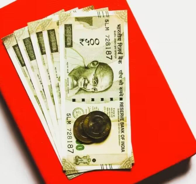 ਤੁਸੀਂ ਸਮੇਂ ਤੋਂ ਪਹਿਲਾਂ ਪੀਪੀਐਫ ਖਾਤੇ ਵਿੱਚ ਨਿਵੇਸ਼ ਕਰਨਾ ਬੰਦ ਨਹੀਂ ਕਰ ਸਕਦੇ। PPF ਦੇ ਨਿਯਮਾਂ ਅਨੁਸਾਰ, ਖਾਤਾ ਖੋਲ੍ਹਣ ਦੇ ਸਾਲ ਤੋਂ ਪੰਜ ਸਾਲ ਬਾਅਦ ਹੀ ਸਮੇਂ ਤੋਂ ਪਹਿਲਾਂ ਨਿਕਾਸੀ ਕੀਤੀ ਜਾ ਸਕਦੀ ਹੈ।