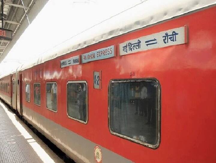 इसके बाद आपको यहां कोच या पूरी ट्रेन को बुक करने का विकल्प मिलेगा. इसमें से आप अपनी सुविधा के अनुसार किसी भी एक विकल्प को चुनें. इसके बाद आगे आपको डिटेल्स जैसे यात्रा की डेट, कोच टाइप आदि.