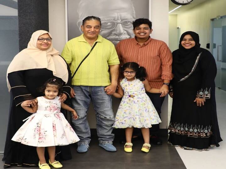 Popular Youtuber Irfan meets Ulaganayagan Kamalhassan with his family to presents his wedding invitation Irfan meets Kamalhassan: உலகநாயகனை குடும்பத்துடன் நேரில் சந்தித்த பிரபல யூடியூபர்... திருமண அழைப்பிதழை வழங்கி ஆசி பெற்ற இர்பான்  