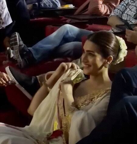 क्रितीच्या या साधेपणाचं सोशल मीडियावर सध्या कौतुक होत आहे. अनेक नेटकऱ्यांनी क्रितीचं कौतुक केलं आहे.