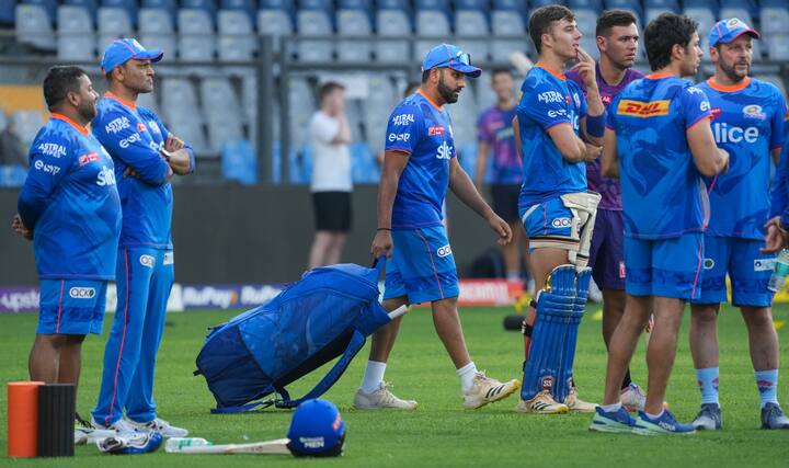 रोहित शर्मा गेल्या काही काळापासून खराब फॉर्ममध्ये आहे. रोहितच्या बॅटमधून धावा काढणं कठीण झालं आहे. आयपीएल 2023 मध्ये आतापर्यंतच्या 11 सामन्यांमध्ये रोहितनं फक्त 191 धावा केल्या आहेत.