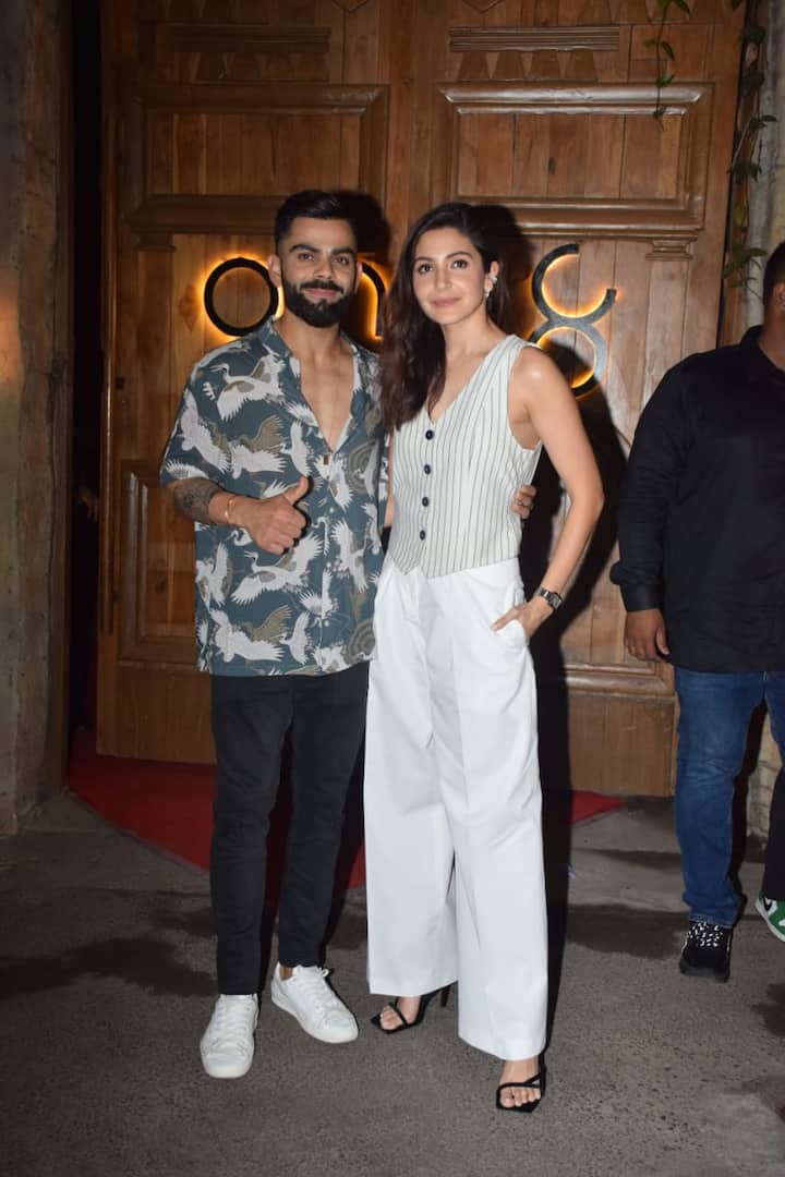 इस डिनर पार्टी में विराट कोहली प्रिंटेड शर्ट के साथ ब्लैक जींस पहने हुए काफी हैंडसम लग रहे थे.