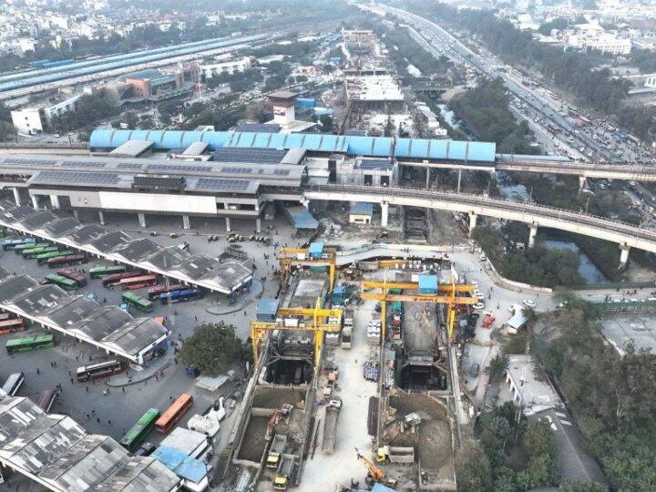 रिपोर्टों में यह भी कहा गया है कि इस कॉरिडोर में 8 लाख दैनिक यात्रियों के आने की उम्मीद है.