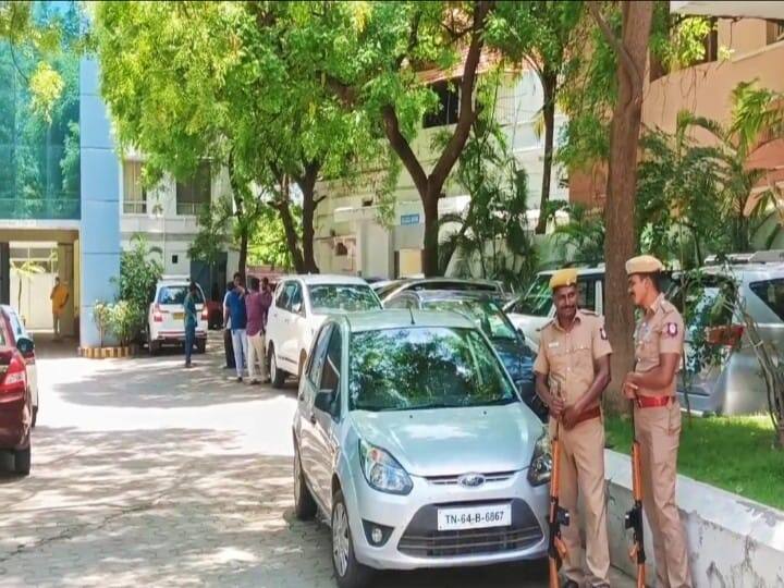 Income Tax Department raids for 2nd day at places belonging to Madurai Vadamalayan Hospital TNN மதுரை வடமலையான் மருத்துவமனைக்கு சொந்தமான இடங்களில் 2ஆவது நாளாக நீடிக்கும் ஐடி ரெய்டு