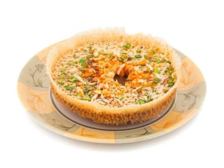 Rajasthan popular sweet dish Malai Ghevar recipe note down step by step मलाई घेवर खाने का है मन लेकिन राजस्थान से है दूरी तो फ़िक्र की नहीं है कोई बात, घर बैठे चखें राजस्थानी घेवर का स्वाद, यहां है रेसिपी