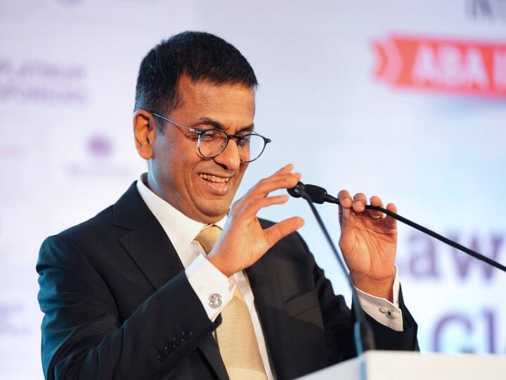 chief justice of india Dhananjaya chandrachud says tiger shah on retirement of mr shah 'आंख से दूर सही दिल से कहां जाएगा...', न्यायमूर्ती शाहांच्या निरोप समारंभात सरन्यायाधीशांचा शायराना अंदाज