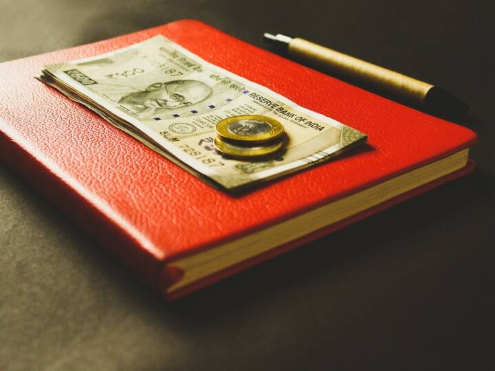 ईपीएफ (EPF) से कम ब्याज दर: हर महीने सैलरी पाने वाले कर्मचारियों को पीपीएफ के ब्याज दर में नुकसान है. अभी पीपीएफ ब्याज दर 7.1 फीसदी है, जो फाइनेंशियल ईयर 2022-23 के लिए ईपीएफ ब्याज दर 8.15 फीसदी कम है. सैलिरी पाने वाले कर्मचारी टैक्स सेविंग के लिए पीपीएफ का उपयोग करते हैं. ऐसे लोग पीपीएफ में निवेश करने के बजाय वीपीएफ के माध्यम से प्रॉविडेंट फंड में निवेश कर टैक्स सेविंग और बेहतर ब्याज प्राप्त कर सकते हैं.