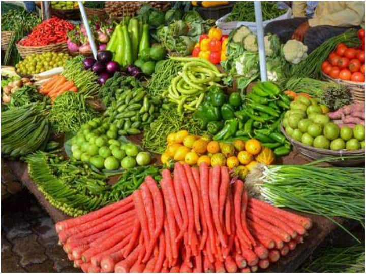 MP News Vegetable price decrease across madhya pradesh know Potato Tomato price Farmer upset ann MP News: मंडी में लुढ़के सब्जियों के दाम, 10 रुपये किलो आलू तो 8 में मिल रहा प्याज, किसान परेशान