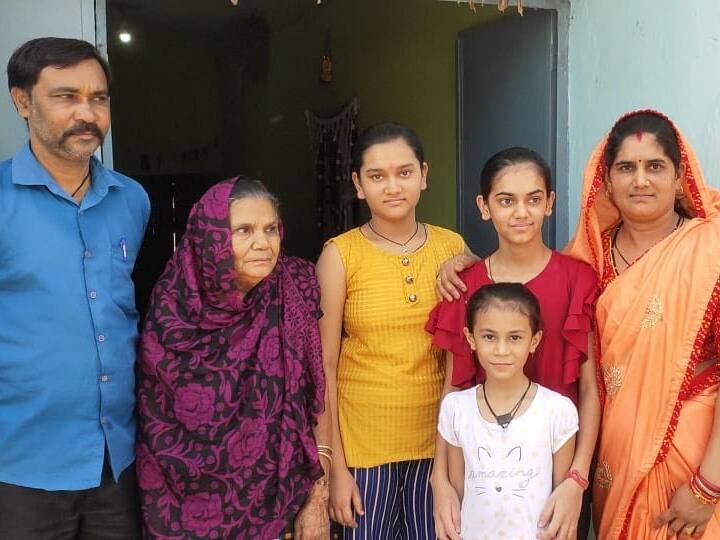 CGBSE 12th Result 2023 SWAMI ATMANAND GOVT UTKRISHT HINDI MEDIUM SCHOOL 4 students in top 10 ann Swami Atmanand School: आत्मानंद इंग्लिश मीडियम स्कूल की वंशिका टॉप टेन में शामिल, डॉक्टर बनना है सपना