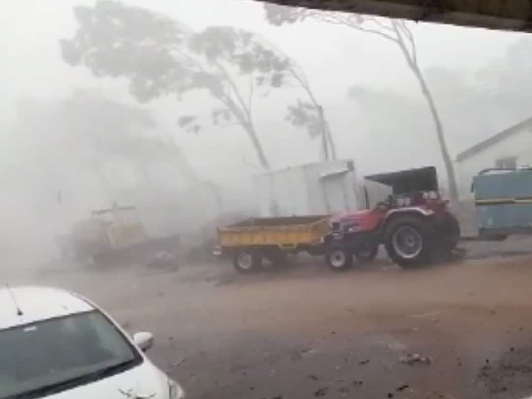 Kolhapur Rain: कोल्हापूर जिल्ह्याला सलग दोन दिवस वळीव पावसाने झोडपले; अनेक गावांमध्ये बत्ती गुल, घरांची पडझड Kolhapur district lashed by rain for two consecutive days In many villages lights went out houses collapsed Kolhapur Rain: कोल्हापूर जिल्ह्याला सलग दोन दिवस वळीव पावसाने झोडपले; अनेक गावांमध्ये बत्ती गुल, घरांची पडझड