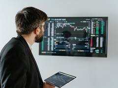 ఫ్లాట్‌గా మొదలై లాభాల్లో ముగిసె! 18,300 పైనే నిఫ్టీ!