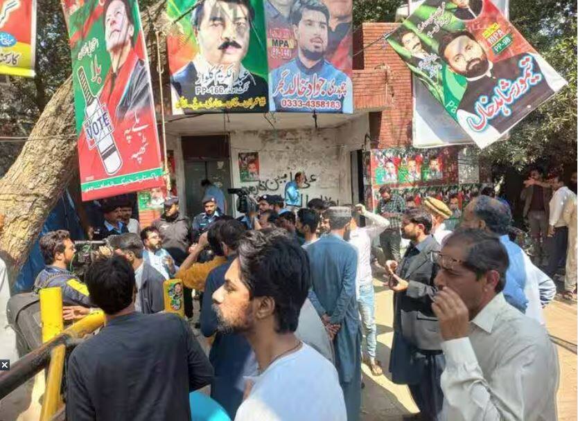 Imran Khan Arrest Section 144 imposed Internet shut down Violence in Pakistan intensifies after Imran Khans arrest know everything in 10 points Imran Khan Arrest : कलम 144 लागू, इंटरनेट बंद... इम्रान खान यांच्या अटकेनंतर पाकिस्तानात हिंसाचार वाढला, 10 मुद्द्यांमध्ये जाणून घ्या सर्वकाही!