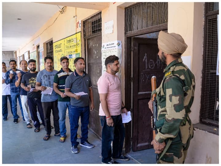 Punjab Bypoll 2023: Tension in Shahkot, voting machine broken in Lohian, police bell rang in Jalandhar Central, read 5 big things Punjab Bypoll 2023: शाहकोट में AAP विधायक को बनाया बंधक, लोहियां में वोटिंग मशीन खराब, जालंधर सेंट्रल में बजी पुलिस की घंटी | पढ़ें 5 बड़ी बातें