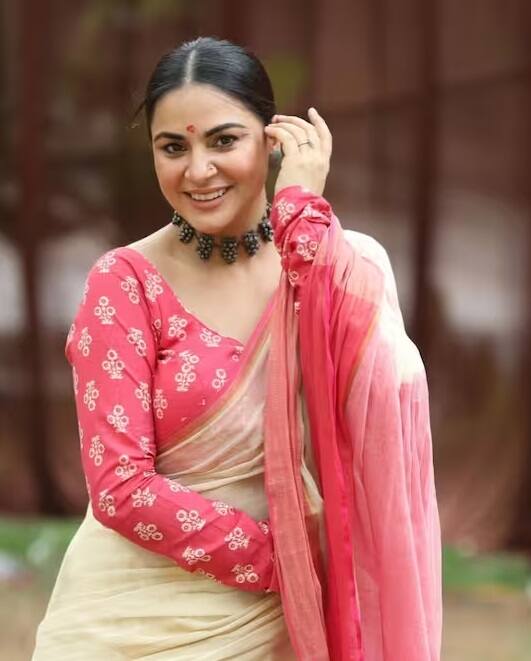 શ્રધ્ધા આર્યાએ વર્ષ 2015માં એનઆરઆઈ બિઝનેસમેન જયંત રત્તી સાથે સગાઈ કરી હતી. બંને જલ્દી લગ્ન કરવાના હતા, પરંતુ તેમની સગાઈ તૂટી ગઈ હતી.