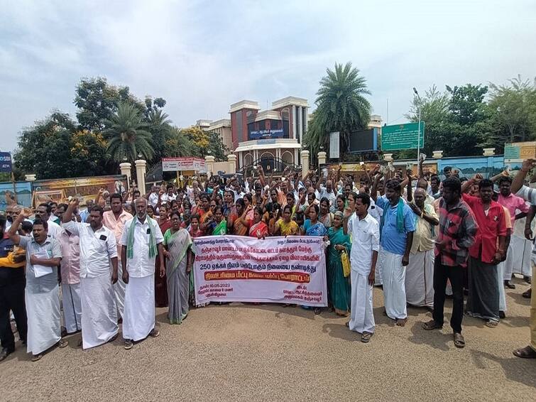 Thanjavur The villagers protested at the collector's office protesting the mistakes made by the officials in the land survey TNN தஞ்சாவூர்: நில அளவீட்டில் அதிகாரிகள் செய்த குளறுபடி -  கிராம மக்கள் கலெக்டர் அலுவலகத்தில் போராட்டம்