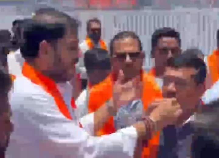 CM Eknath Shinde and party workers celebrated the decision of the Supreme Court on Maharashtra Political Crisis Watch: सुप्रीम कोर्ट के फैसले के बाद शिंदे गुट का जश्न, पटाखे छोड़े और बांटी मिठाइयां