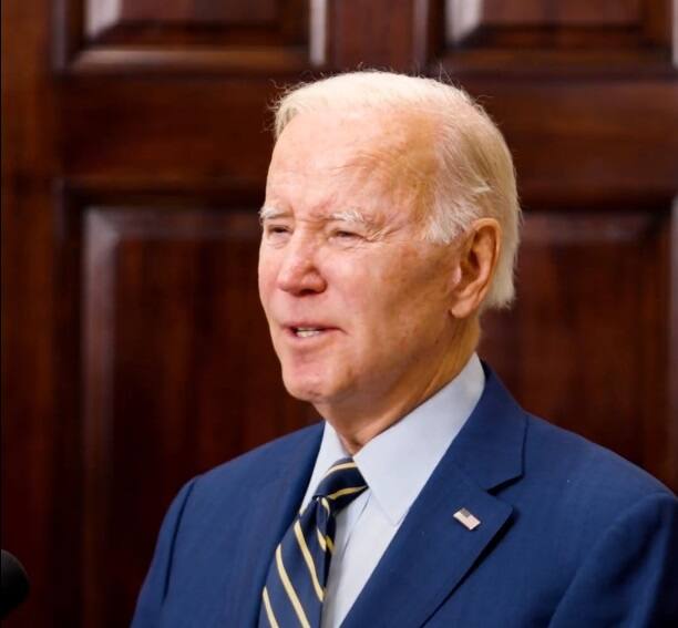 America : Transgender Model Rose Montoya Removes Her Top in White House After Posing with Joe Biden America : વ્હાઈટ હાઉસમાં બાઈડેન સામે જ મોડલે અચાનક જ કપડા કાઢી નાખ્યા અને...Video