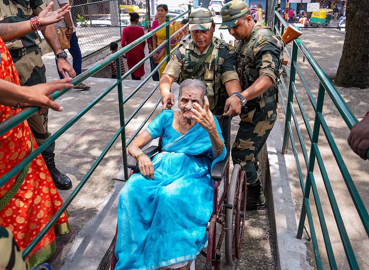 বিকেল পাঁচটা পর্যন্ত বেঙ্গালুরু গ্রামীনে ভোট পড়েছে ৭৬.১০ শতাংশ। বাগালকোটে ভোট পড়েছে ৭০.০৪ শতাংশ। বেঙ্গালুরু-শহরে ভোটদানের হার অনেকটাই কম। ৫২,১৯ শতাংশ। বিকেলের পাঁচটা পর্যন্ত BBMP (Central) এবং BBMP (North)-এ ভোটদানের হার যথাক্রমে ৫০.১০ শতাংশ এবং ৫০.০২ শতাংশ।