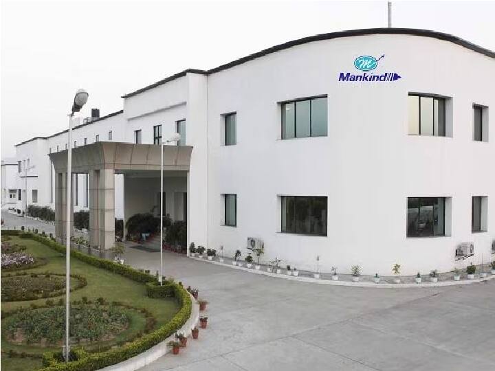 Mankind Pharma Shares: मैनकाइंड फार्मा का हाल बेहाल, दो दिन पहले बंपर लिस्टिंग और अब एक झटके में बिखर गए शेयर Mankind Pharma shares fall by 5 per cent after news emerges of IT Raid on its delhi prmises Mankind Pharma Shares: मैनकाइंड फार्मा का हाल बेहाल, दो दिन पहले बंपर लिस्टिंग और अब एक झटके में बिखर गए शेयर