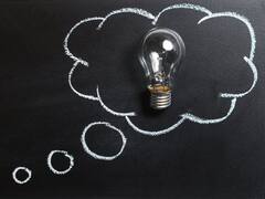 ऑन करते ही हवा में तैरने लगता है ये बल्ब... न कोई पंखा, न कोई मोटर! समझिए फिर कैसे हवा में टिकता है?