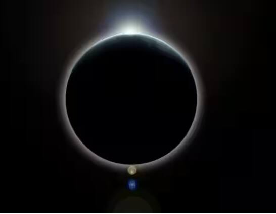 ਧਾਰਮਿਕ ਮਾਨਤਾਵਾਂ ਵਿੱਚ ਗ੍ਰਹਿਣ ਨੂੰ ਬਹੁਤ ਹੀ ਅਸ਼ੁਭ ਮੰਨਿਆ ਜਾਂਦਾ ਹੈ। ਇਸ ਨੂੰ ਬ੍ਰਹਮ ਆਫ਼ਤ ਮੰਨਿਆ ਜਾਂਦਾ ਹੈ। ਜੋਤਿਸ਼ ਸ਼ਾਸਤਰ ਦੇ ਅਨੁਸਾਰ, ਗ੍ਰਹਿਣ ਦੌਰਾਨ, ਰਾਹੂ ਸੂਰਜ ਅਤੇ ਚੰਦਰਮਾ ਨੂੰ ਪ੍ਰਭਾਵਿਤ ਕਰਦਾ ਹੈ, ਜਿਸ ਕਾਰਨ ਗ੍ਰਹਿਣ ਹੁੰਦਾ ਹੈ।