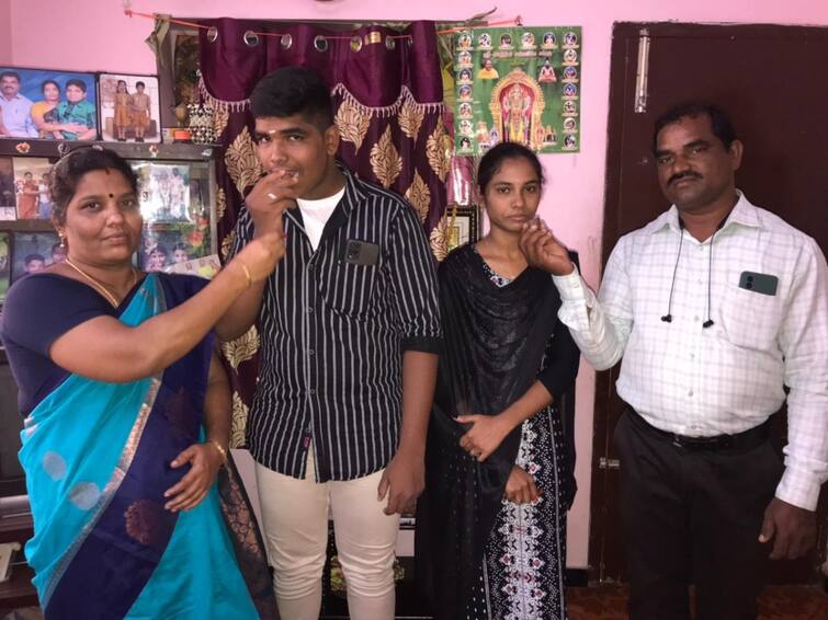 Tamil Nadu 12th Result 2023 Coimbatore Twins Scored Same Mark TN HSC Result TNN TN 12th Result: 12ம் வகுப்பு பொதுத்தேர்வில் ஒரே மதிப்பெண் -  ஆச்சரியப்படுத்திய கோவை இரட்டையர்கள்