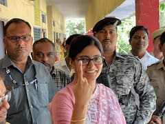 UP Nikay Chunav Voting: निकाय चुनाव में वोट डालने के बाद अनुप्रिया पटेल का दिखा खास अंदाज, मुस्कुराकर दी ये प्रतिक्रिया