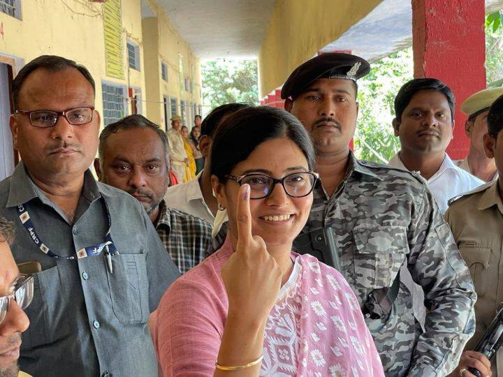 UP Nikay Chunav 2023 Voting: यूपी निकाय चुनाव के दूसरे चरण में केंद्रीय मंत्री अनुप्रिया पटेल ने मिर्जापुर में मतदान किया. इस दौरान उन्होंने निकाय चुनाव में बीजेपी गठबंधन की जीत का दावा किया.