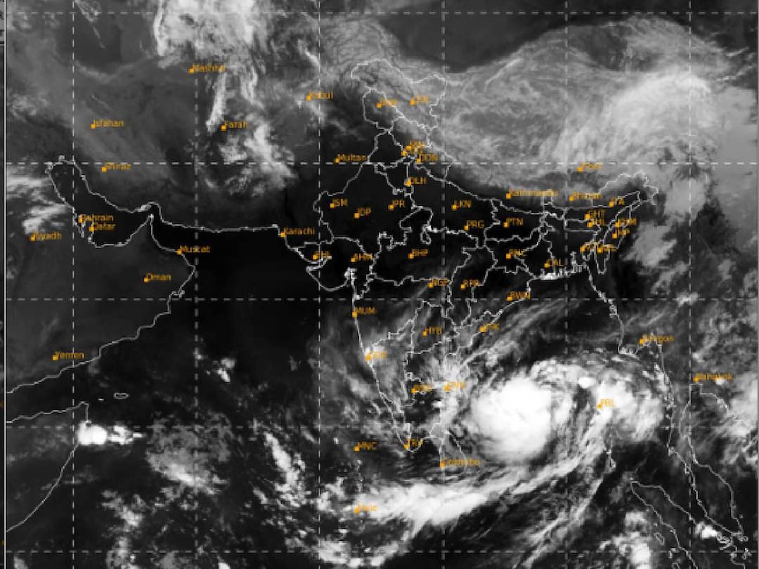 The deep depression over southeast Bay of Bengal moved north-northwestwards intensify gradually into a cyclonic storm TN Weather Update: தென்கிழக்கு வங்கக்கடலில் உருவானது ’மோக்கா’ புயல்.. எங்கே எப்போது கரையை கடக்கும்? தமிழகத்தின் நிலை என்ன?