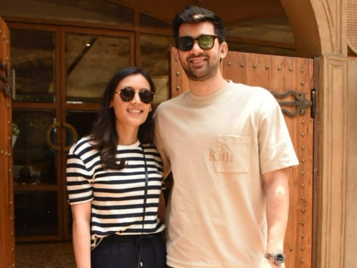 Karan-Drisha Latest Photos: सनी देओल के बेटे करण देओल बहुत जल्द दृशा आचार्य के साथ शादी के बंधन में बंधने वाले हैं. हाल ही में इस कपल को मुंबई में लंच डेट पर स्पॉट किया गया. देखिए तस्वीरें...