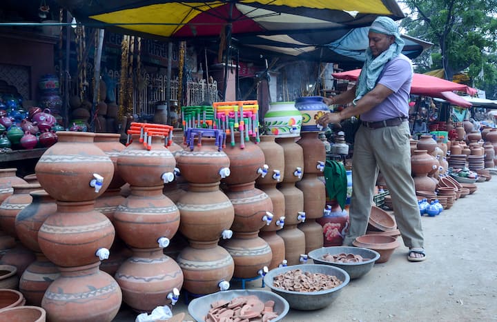 Water in Earthen Pot: ফ্রিজের জলকেও ছাপিয়ে যায় কুঁজোর জলের আরাম। কিন্তু কেন? কখনও কেউ ভেবে দেখেছেন?