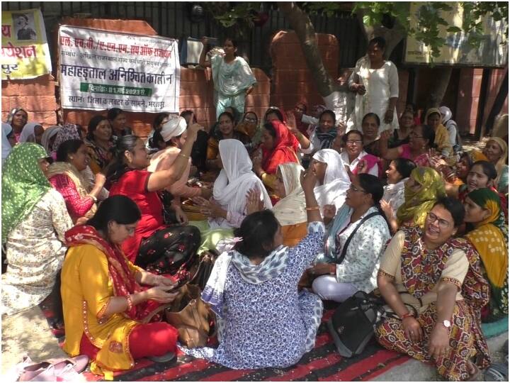 bharatpur nursing staff protest continues 11th consecutive days know what are their demands ann Bharatpur: 11 दिनों से नर्सों की जिला कलेक्ट्रेट पर हड़ताल जारी, सरकार को 'जगाने' के लिए गाया भजन