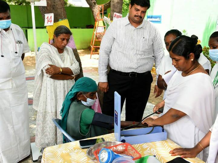 A special medical camp for sanitation workers at Karur TNN கரூரில் தூய்மை பணியாளர்களுக்கான சிறப்பு மருத்துவ முகாம் - ஆட்சியர் தொடங்கி வைப்பு