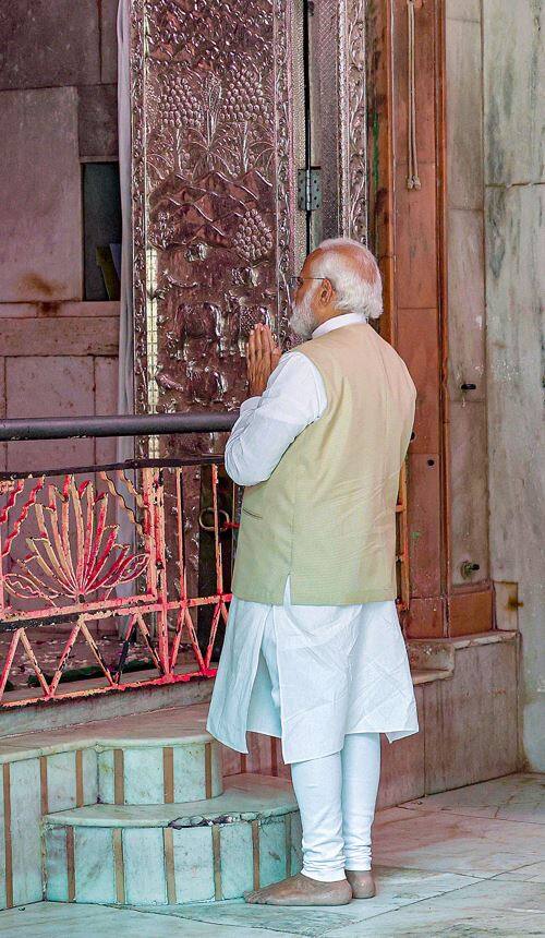 પીએમ મોદીએ કર્યા નાથદ્વારામાં શ્રીનાથજીના દર્શન