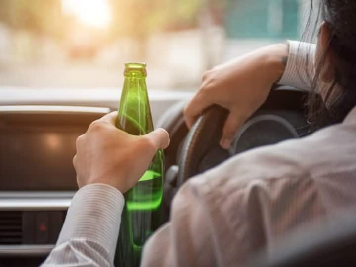 Drink & Drive Challan: कई बार लोग गाड़ी चलाते हुए ड्रिंक करने लगते हैं, जिसकी वजह से वे अपने साथ दूसरों की सुरक्षा के साथ खिलबाड़ करते हैं. वहीं पकड़े जाने पर तगड़े चालान के साथ ही सजा का भी प्रावधान है.