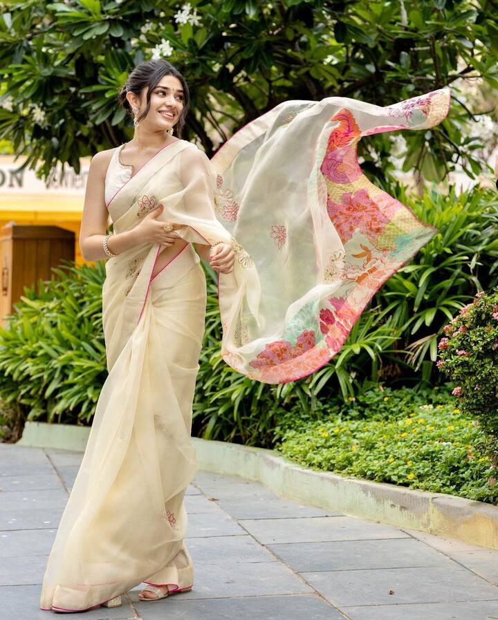 ప్రస్తుతం సోషల్ మీడియాలో గ్లామర్ షో చేస్తూ కనిపిస్తోంది. Photo Credit: Krithi Shetty/Instagram