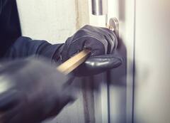 सागर: आधी रात नींद खुली तो घर में दिखा चोर, बिना डरे दो बहनों ने किया सामना...उलटे पांव भागे